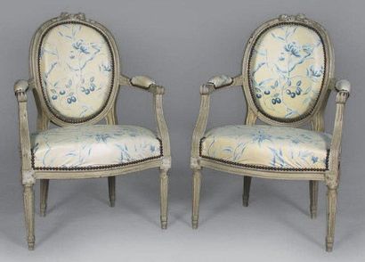 null Suite de deux fauteuils et une chaise en bois laqué gris à décor de fleurettes....