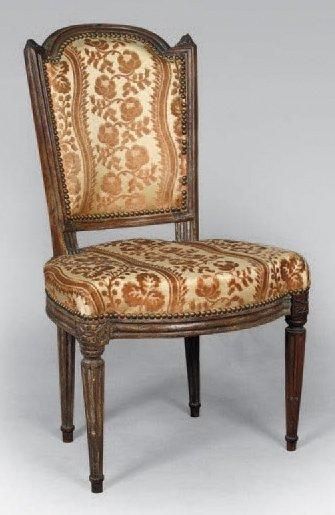 null Chaise en hêtre mouluré et sculpté de fleurettes (accidents). Epoque Louis XVI....
