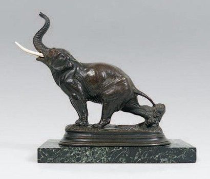 Paul DELABRIERRE (1829 - 1912) Eléphant entravé. Epreuve en bronze à patine brun...