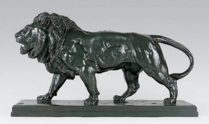 Antoine Louis BARYE (1795-1875) Lion marchant. Epreuve en bronze à patine brun vert...