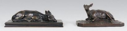 PIERRE JULES MÈNE (1810 - 1879) Biche couchée. Epreuve en bronze à patine brun nuancé....