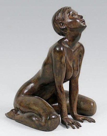 Annabelle DELAIGUE (Née en 1974) Femme à genoux. Epreuve en bronze à patine brun...