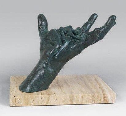 Lorenzo QUINN (Né en 1966) La main apaisante. Epreuve en bronze à patine vert nuancé....