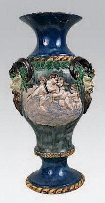 null Vase de forme balustre en faïence polychrome à décor d'angelots musiciens et...