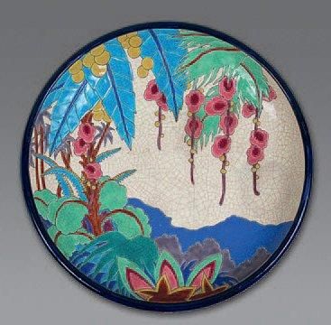 LONGWY, circa 1930 Grand plat circulaire en faïence émaillée polychrôme à décor de...