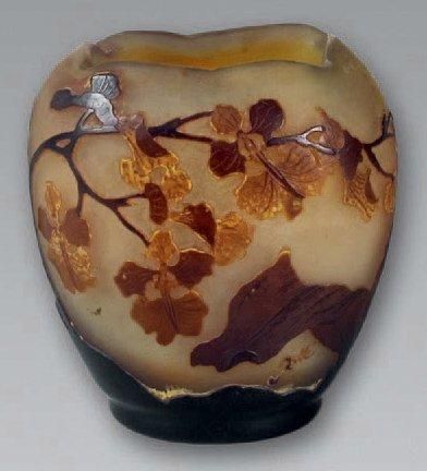 null Gallé. Vase à panse applatie en verre multicouche dégagé à l'acide à décor d'orchidée...