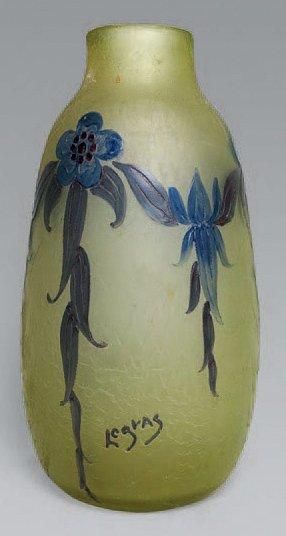 LEGRAS Vase en verre multicouche à décor dégagé à l'acide de fleurs et feuillages...