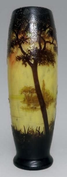 DAUM à Nancy Vase de forme balustre en verre multicouche à décor dégagé à l'acide...