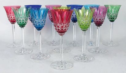 SAINT LOUIS Suite de douze verres à pieds en cristal polychrome. Dans leurs boit...