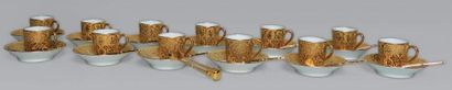BERNARDAUD LIMOGES Service à café en porcelaine à décor doré de palmettes comprenant...