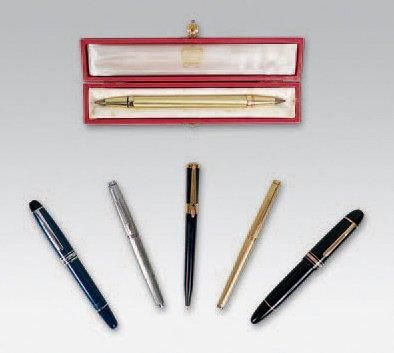 null Ensemble de six stylos plume dont deux Mont Blanc, deux Parker et un Vacheron...