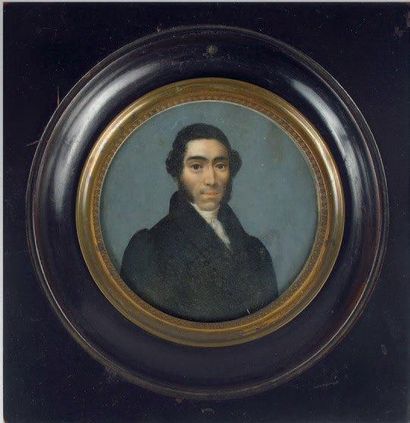 Ecole FRANÇAISE vers 1830 Portrait d'homme à la redingote noire. Miniature sur ivoire...