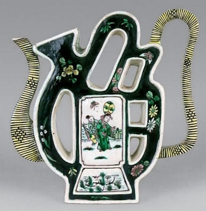 CHINE - EPOQUE KANGXI (1662 - 1722) Verseuse en forme de caractère en porcelaine...