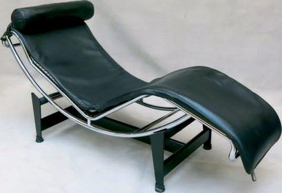 LE CORBUSIER (Modèle de) Chaise longue basculante LC4 en tube de métal chromé, revêtement...