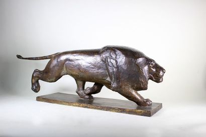 Georges Lucien GUYOT (1885-1973) Lion Courant. Epreuve en bronze à patine brun clair...