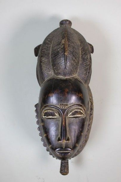 null Masque portrait Baoulé (Côte d'Ivoire) en bois à patine brune. Haut.: 41 cm...