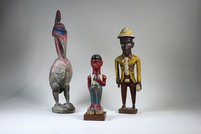 null Trois sculptures en bois peint: deux statuettes dites "Colon" et un oiseau....