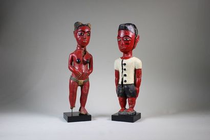 null Deux statuettes dites "Colon" en bois peint. Travail africain du XXe siècle....