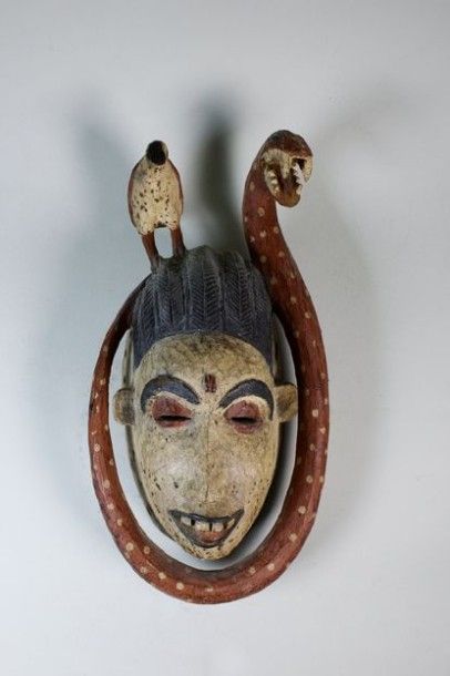 null Masque en bois polychrome. Travail africain du XXe siècle. Haut.: 37 cm