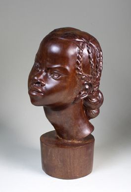 A. RANAIVOSON Tête de femme malgache, 1957 Bois sculpté signé sous la base et daté...