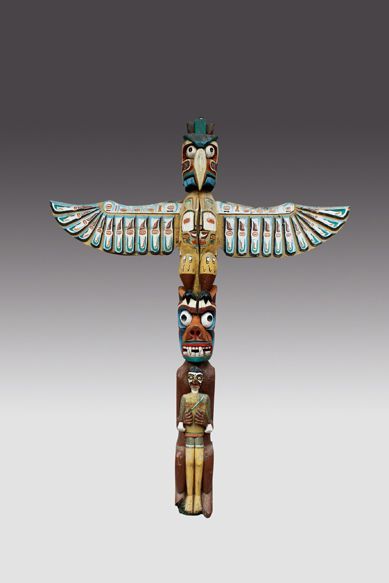 null Totem en bois polychrome sculpté de personnages antropomorphes et d'un aigle...