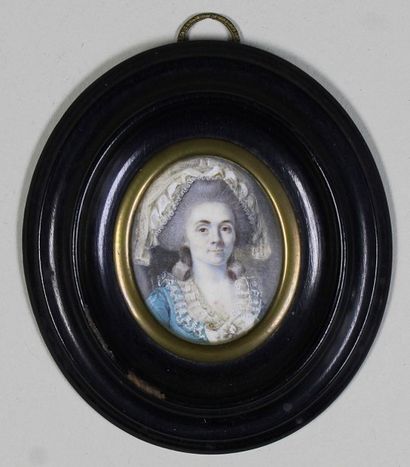 Ecole vers 1800 
Portrait de femme au bonnet.
Miniature à vue ovale dans un encadrement...