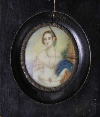 École du XIXe siècle 
Portrait de femme. Miniature sur ivoire (accident).