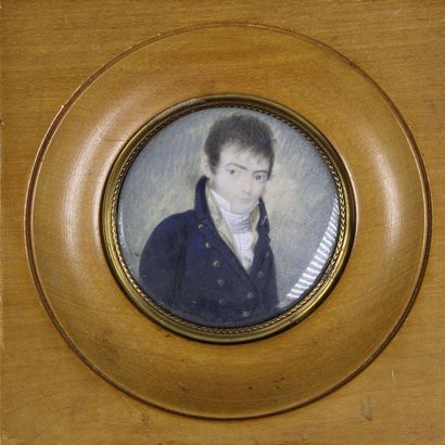 École du XIXe siècle 
Portrait d'homme à la redingote bleue. Miniature à vue cir...
