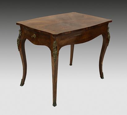 null Table de milieu en palissandre de style Louis XV.