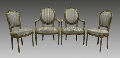 null Suite de deux fauteuils et deux chaises en bois laqué gris.
Style Louis XVI.
15592/2...