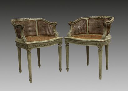 null Paire de fauteuils cannés à dossier bas en bois laqué gris.
Style Louis XVI...