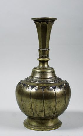 null Vase en bronze à panse renflée à décor de pétale de lotus, haut col, sur piédouche....