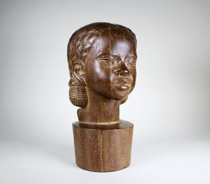 A. RANAIVOSON Tête de jeune femme malgache, 1954.
Bois sculpté signé sous la base...