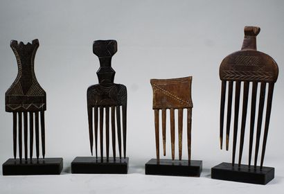 null Six peignes africains en bois sculpté sur socles.
Haut.: 16 à 23 cm