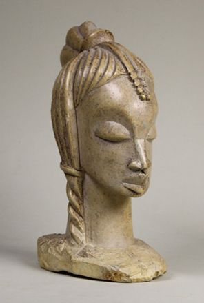 GABON Tête de femme.
Pierre de Mbigou sculptée.
Haut.: 20 cm