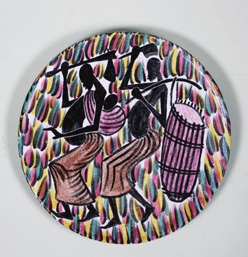 M.NKOUNKOU Femme avec bébé et musicien dans la brousse
 Assiette peinte en céramique...