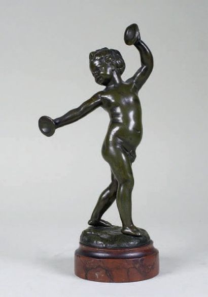 Clodion (1738-1814) d'après Putti musicien.
Epreuve en bronze à patine verte. Fonte...