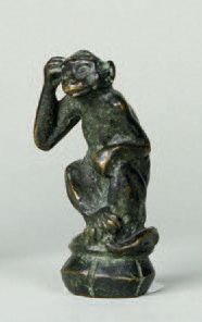 BERTRAND (Ecole du XIX e siècle) Cachet au singe assis.
Epreuve en bronze à patine...