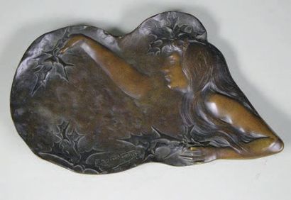 Paul MOREAU – VAUT HIER (1871- 1936) Vide poche en bronze à patine brun rouge orné...