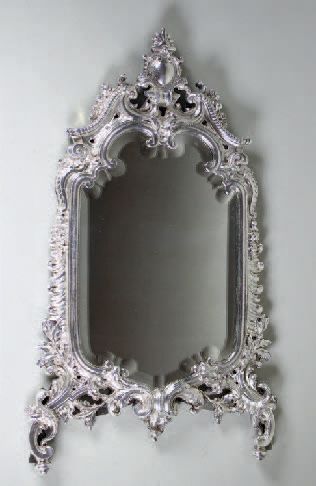 null Miroir de table en métal argenté de style Louis XV.
Haut.: 50,5 cm