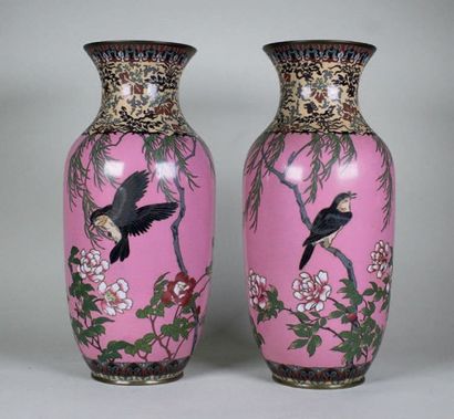 null Paire de vases balustre en bronze cloisonné à décor polychrome d'oiseaux dans...