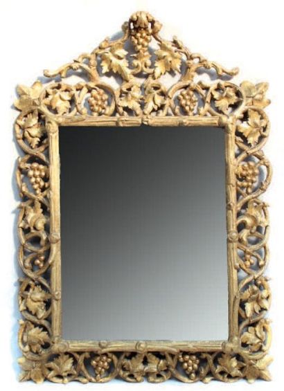 null Miroir en bois doré à décor de feuilles de vigne.
120 x 83 cm