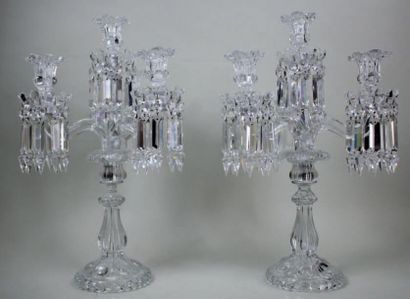 BACCARAT Importante paire de chandeliers en cristal à trois branches et pampilles.
Haut.:...