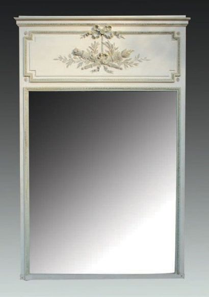 null Trumeau en bois laqué gris.
Style Louis XVI
209 x 132 cm