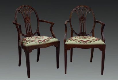 null Deux fauteuils anglais de style Sheraton à dossier ajouré à décor de rosaces...