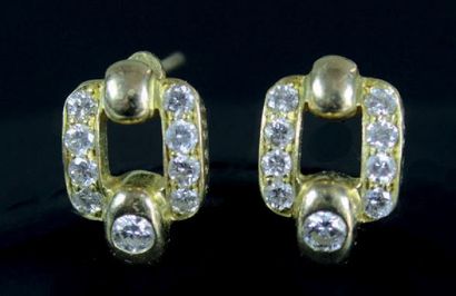 CARTIER Paire de boucles d'oreilles en or jaune 18 K (750°) serties de diamants dont...