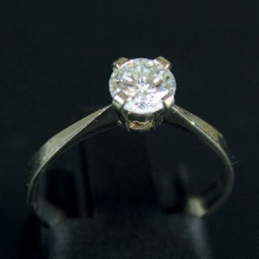 null Solitaire en or blanc 18 k (750°) serti d'un diamant d'environ 0,65 carat.
Poids...