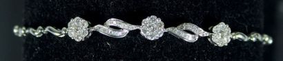 null Bracelet cinq motifs or blanc, serti de 34 diamants blancs taille moderne 0,69...
