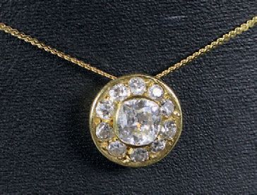 null Pendentif en or jaune 18 k (750°) serti d'un diamant central de taille ancienne...