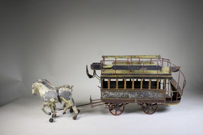 null Grand omnibus hippomobile à impériale, en fer peint, avec 2 chevaux en métal,...